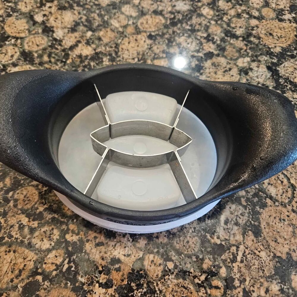 Pampered Chef Mango Wedger and Corer Cutter with Blade Cover
